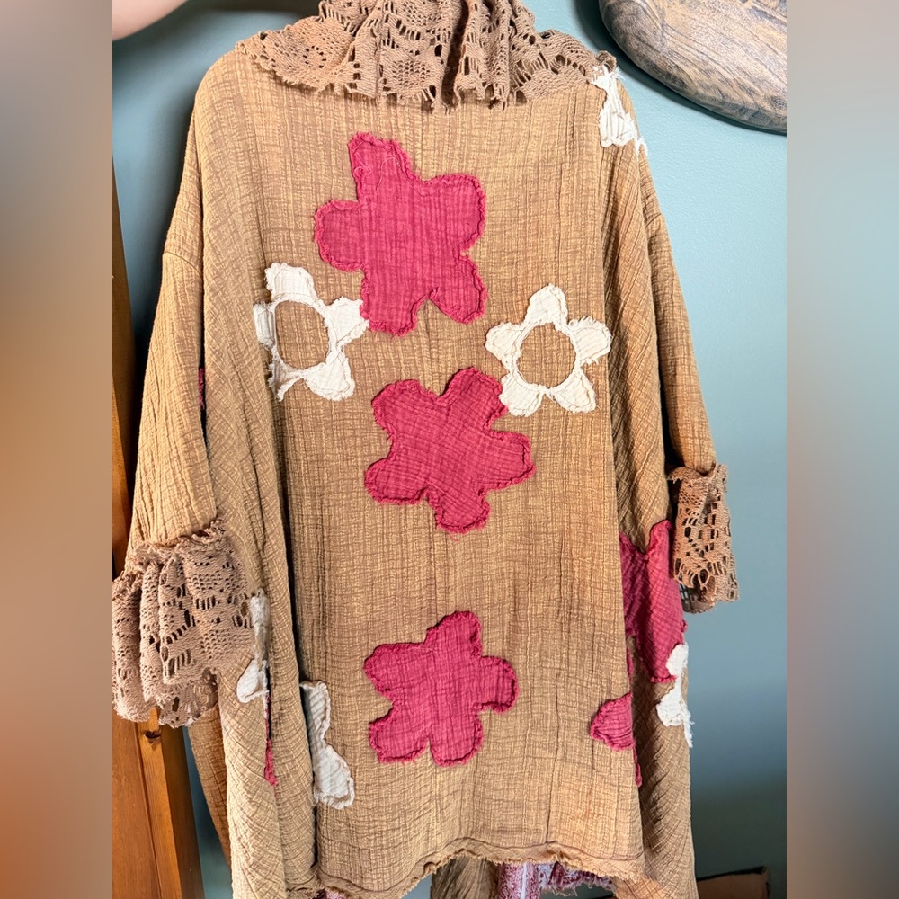 Boho Floral Crochet Trim Poncho NWOT - Picture 2 of 4